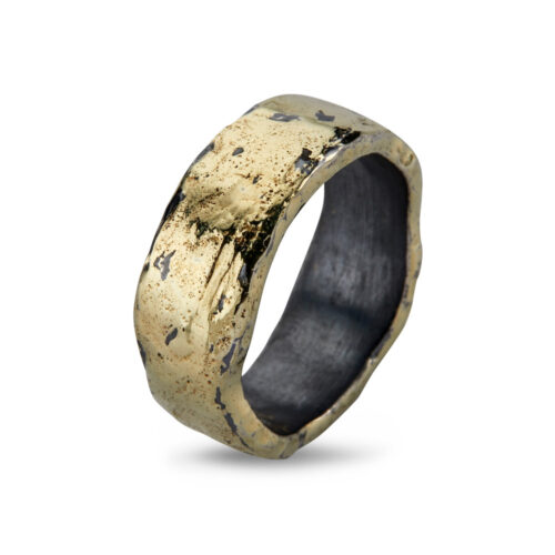By Birdie Shackleton Golden ring i oxyderet sølv og 18 karat mundblæst guld