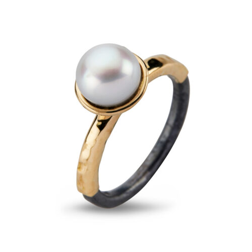 Victoria Rose Pearl ring fra By Birdie i oxyderet sølv og 14 karat guld med en ferskvandsperle