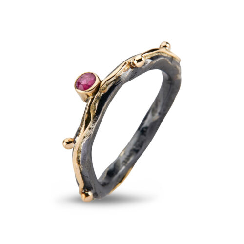 Zeus SIngle Ruby ring fra By Birdie i oxyderet sølv og 14 karat fuld med en rød safir