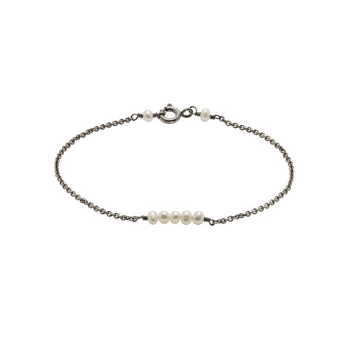 Karen Norup design enkelt armbånd i oxyderet sølv med hvide perle