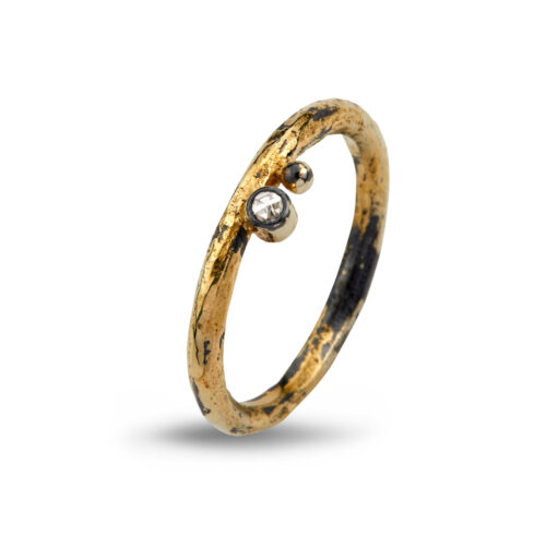 Savannah ring fra By Birdie i oxyderet sølv med 18 karat mundblæst guld og en rosensleben diamant 0.04ct.