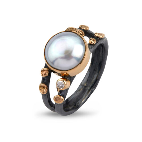 Cara Pearl ring fra smykkemærket By Birdie i oxyderet sølv med 14 karat guld, en ferskvandsperle og en rosenslebet diamant