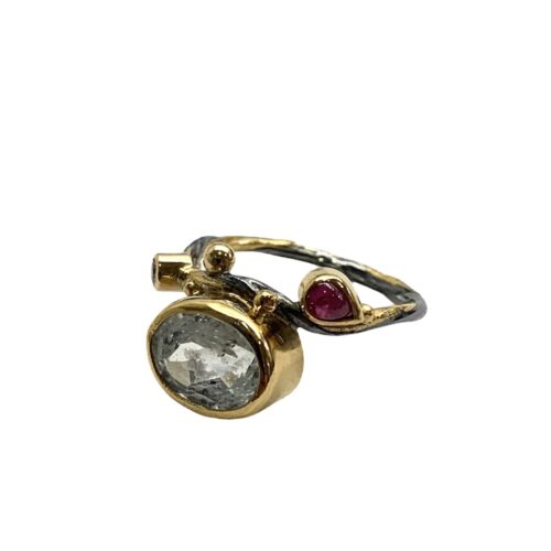 Josephine Bergsøe Seafire ring i oxyderet sølv og guld med en akvamarin, rubin og champagnebrillant