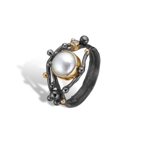 Urban Harlem Buds Pearl ring i oxyderet sølv med ferskvandsperle og rose cut diamant