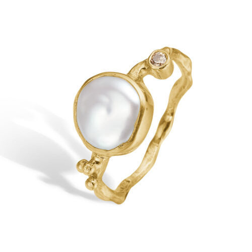 By Birdie Zenith White Keshi ring i guld